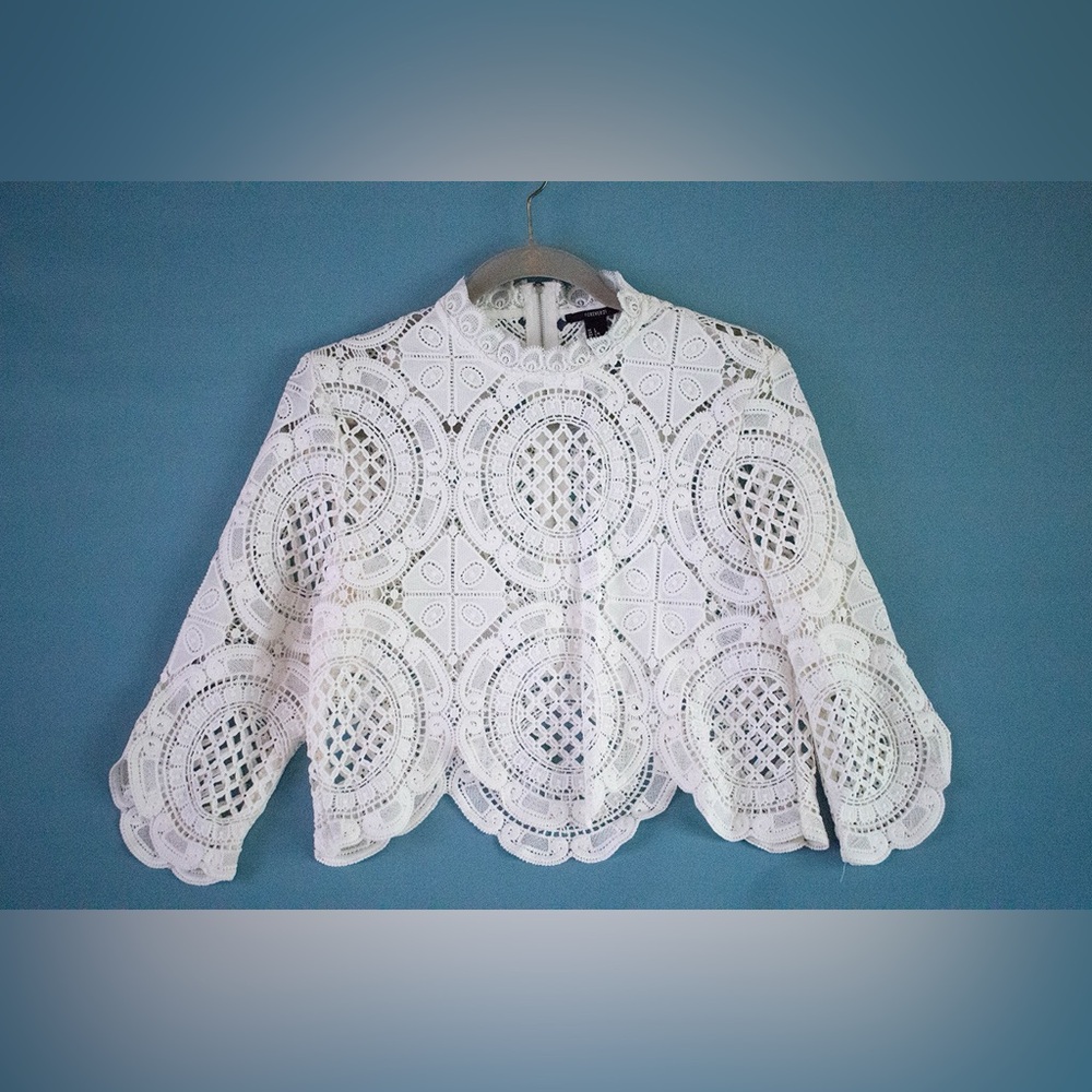 Lacy 3/4 sleeve crop top